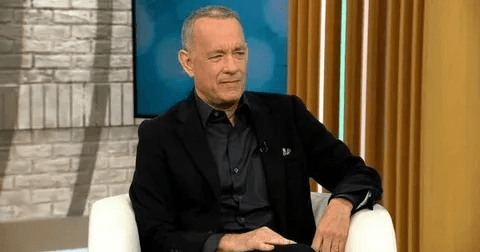 Hey! Don’t think I let it slide: Tom Hanks shocked the entire United States when he raised his hand with the symbol of the number 45 — and the giant screen on stage exposed a series of figures! 2 image 201