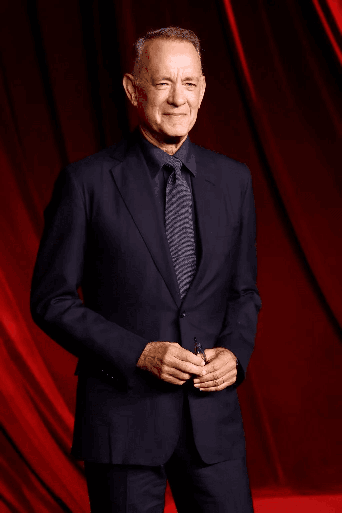 Hey! Don’t think I let it slide: Tom Hanks shocked the entire United States when he raised his hand with the symbol of the number 45 — and the giant screen on stage exposed a series of figures! 6 image 205