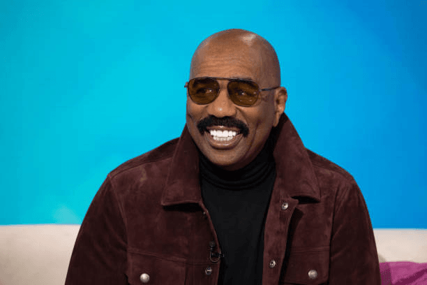 Steve Harvey tells John N. Kennedy to “Sit down and shut up” — and it completely backfires! 2 image 871