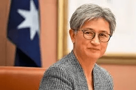 “SIT DOWN, BARBIE!” Australian champion skier Cooper Woods-Topalovic, who just brought home a national title, was suddenly interrupted during a live television program when Penny Wong publicly called him a “TRAITOR” for refusing to join the LGBTQ+ awareness campaign promoted by her Labor Party organization, while instead supporting the One Nation party. Moments later, as Wong tried to escalate the conflict, she received a sharp, icy response from the skier — strong enough to silence the entire studio, and she visibly recoiled in her seat. The studio audience then erupted in applause — not in defense of Wong, but in support of Woods-Topalovic, who, with just ten words, turned a heated argument into a powerful lesson in composure, respect, and self-control under intense political and media pressure. 4 image 16