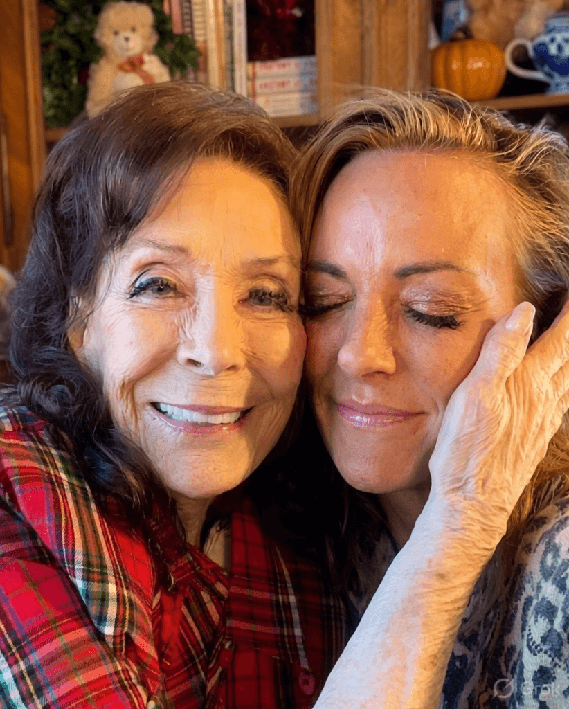 TAYLA LYNN OVERDOSED AND NEARLY DIED AT 33 — BUT WHEN SHE WOKE UP IN THAT HOSPITAL BED, LORETTA LYNN WAS ALREADY SINGING TO HER. Nashville, Tennessee. The machines beeped. The room smelled like antiseptic and regret. Tayla Lynn — Loretta’s granddaughter — had just survived what doctors called “a miracle.” When Tayla finally opened her eyes, she didn’t see nurses first. She saw her grandmother sitting in a plastic chair, holding her hand, humming softly. Then Loretta leaned in and started singing “You Ain’t Woman Enough” — barely above a whisper. It wasn’t a performance. It was a command. A grandmother telling her granddaughter: you are stronger than this poison. You are too much Lynn to leave this world like that. Tayla later said those words rewired something inside her. She got clean. She stayed clean. And every time she hears that song now, she doesn’t think of a country hit — she thinks of a hospital room and the voice that pulled her back from the edge. What Loretta told the family later that night… nobody expected those words from the toughest woman in country music. 1 image 707